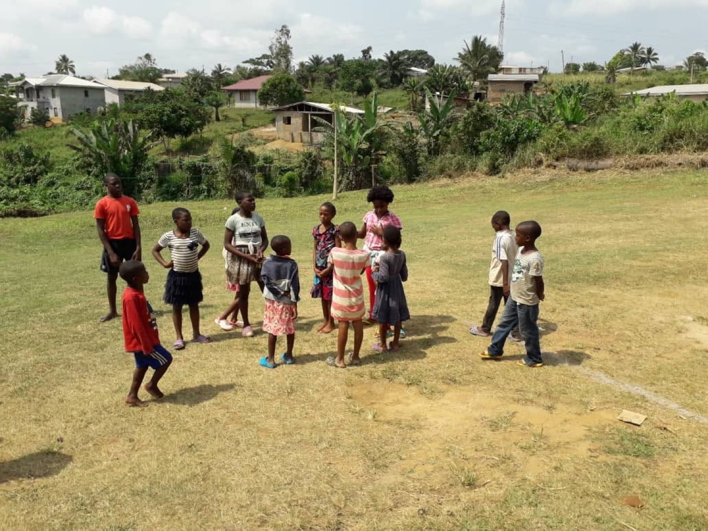 Enfants jouant ensemble en extérieur