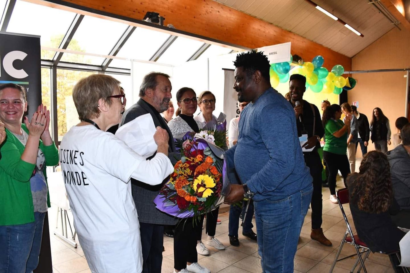 Remise d'un bouquet lors d'un événement associatif
