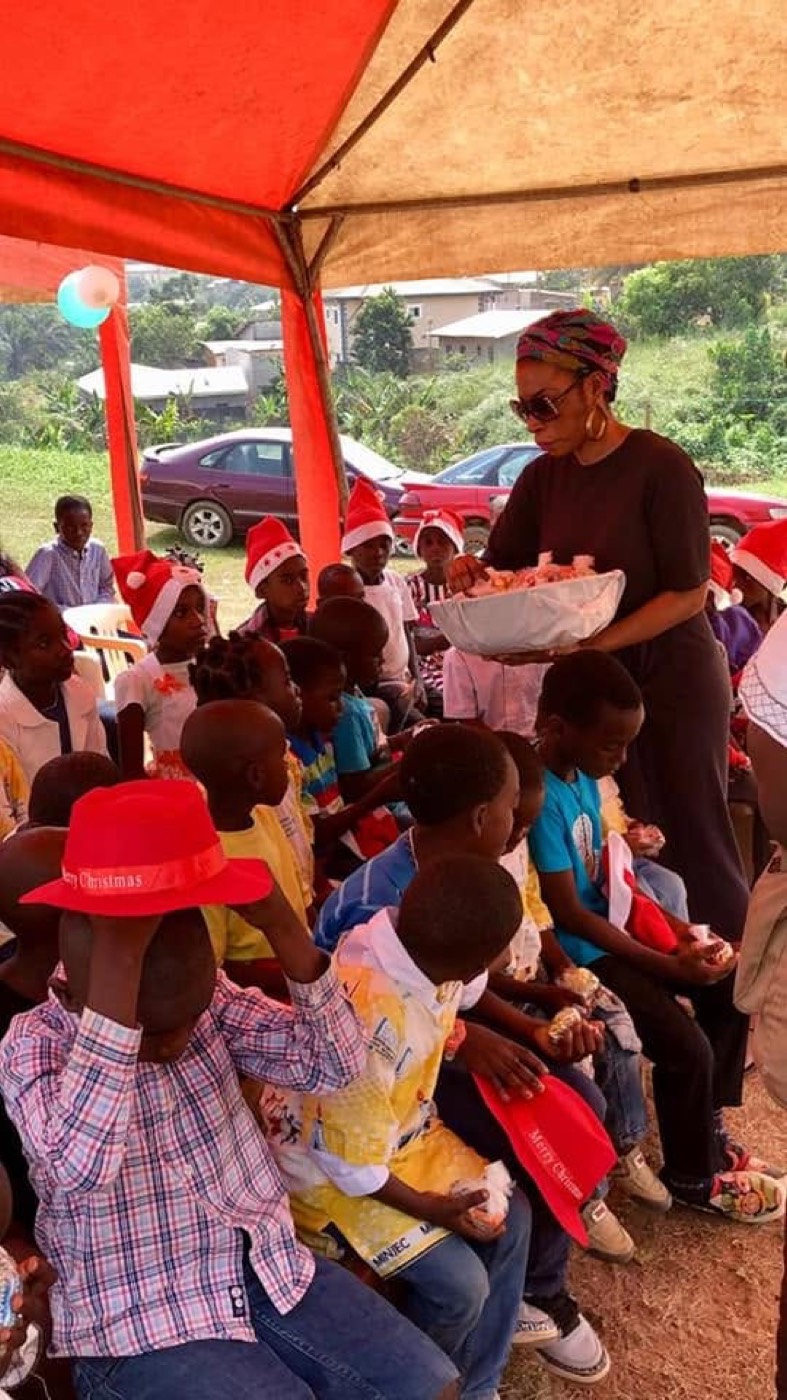 Distribution de cadeaux aux enfants pour Noël