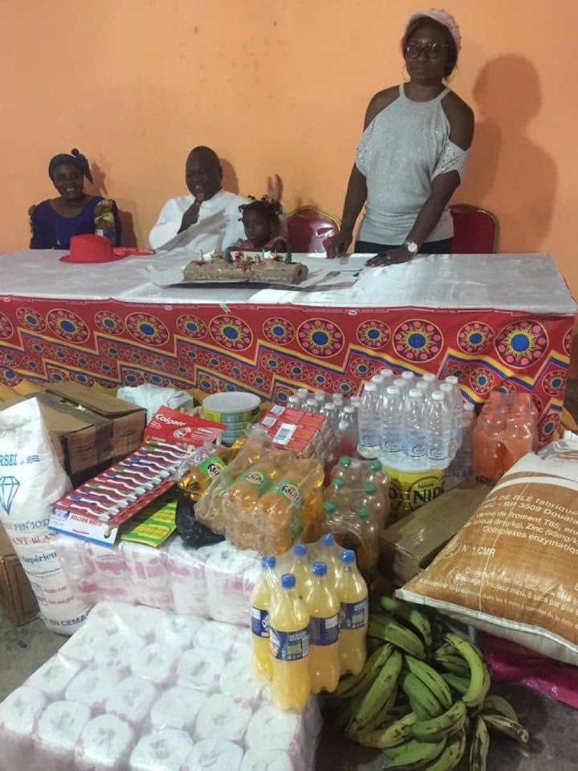 Distribution de vivres à une famille soutenue par l'association
