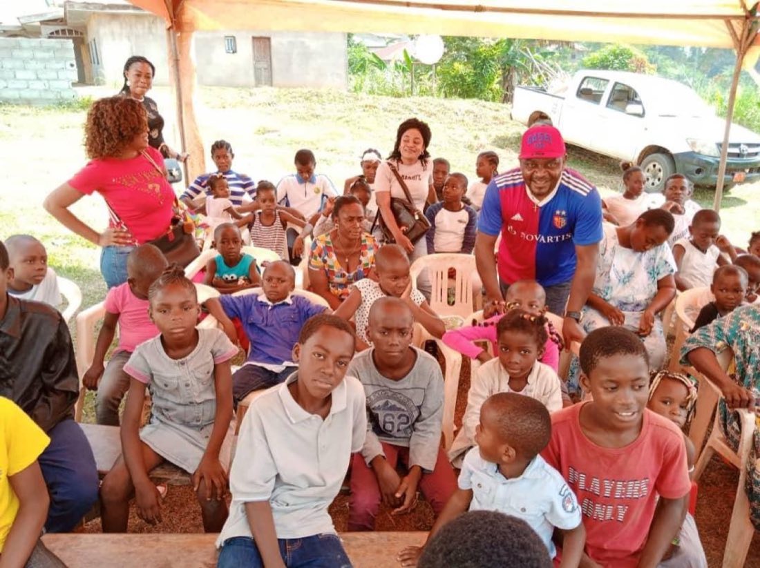 Groupe d'enfants et de bénévoles réunis au Cameroun