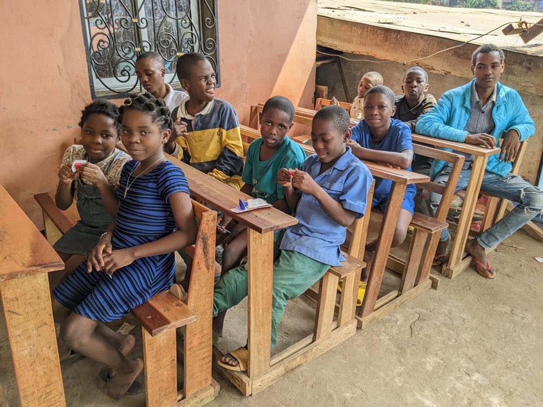 Enfants de l'orphelinat assis en classe au Cameroun
